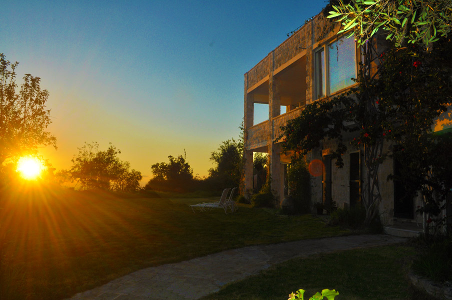 Haus Lemoni und Sonnenuntergang am Meer